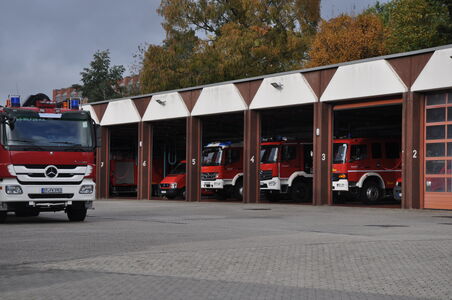 Feuerwehr Hof mit Wagen