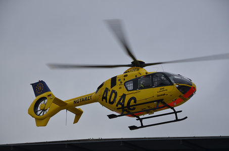 Rettungshubschrauber landet auf Dach